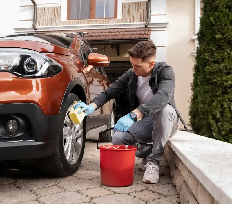 Lavage auto à domicile Angerville-l'Orcher : professionnel intervenant sur un véhicule